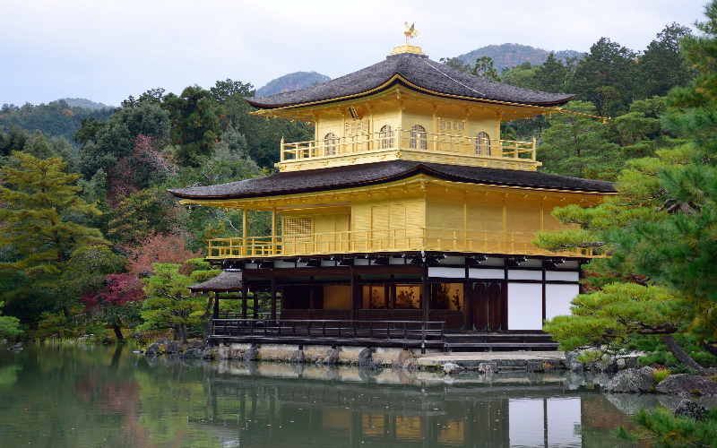 Kinkaku-ji (Pavilhão Dourado) refletido no lago em Kyoto, Japão